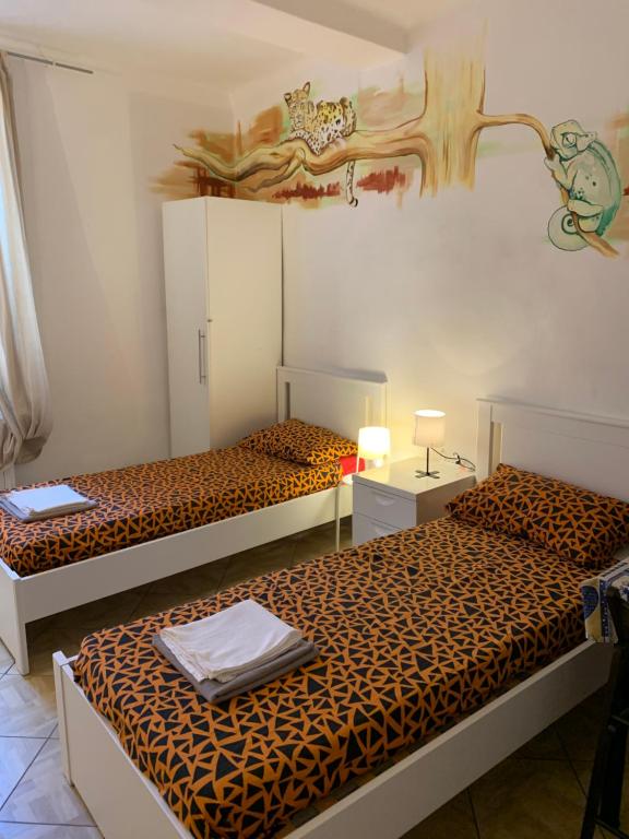 Habitación con 2 camas con estampado de leopardo en Backpackers House, en Bolonia