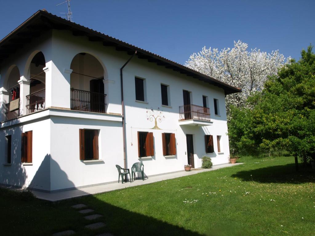 a large white house with a grass yard at B&B Castellani in Fanna