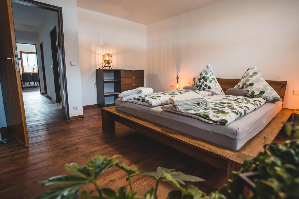 una camera con un letto su un tavolo in legno di Ferienwohnung Murmeleblick a Oberstdorf