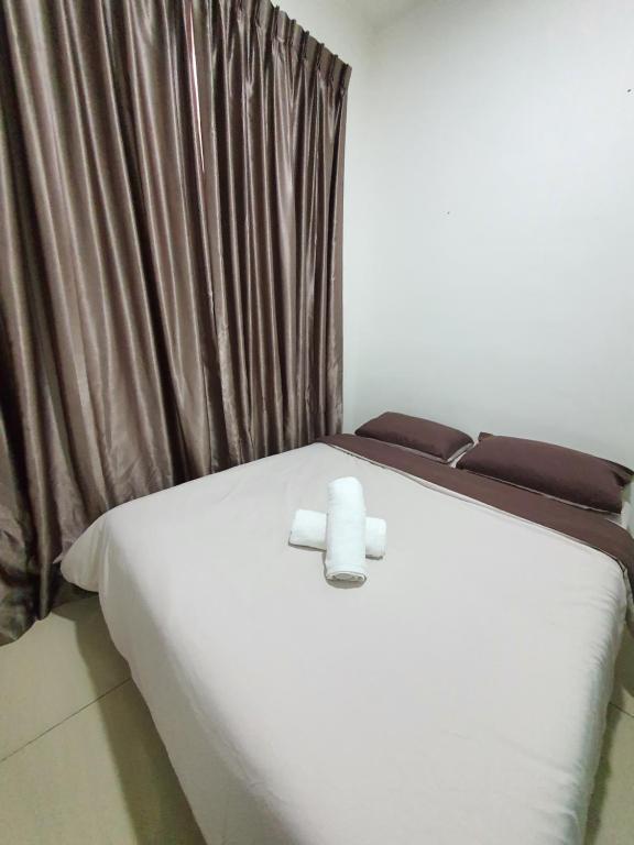 a white bed with two towels on top of it at Condo @ Bukit Indah/ Legoland/ Eco Botanic 6 pax in Gelang Patah