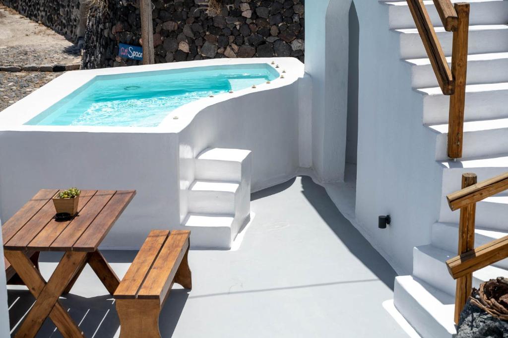 Piscina di Karpimo Suites o nelle vicinanze