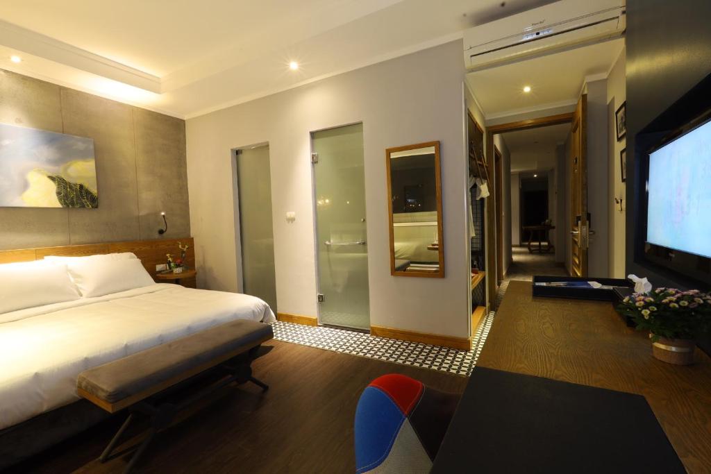 Postel nebo postele na pokoji v ubytování HaNoi Calido Hotel