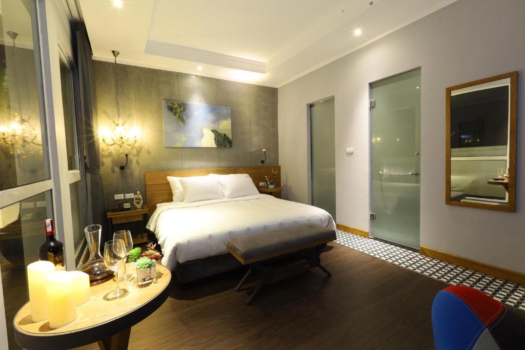 Postel nebo postele na pokoji v ubytování HaNoi Calido Hotel