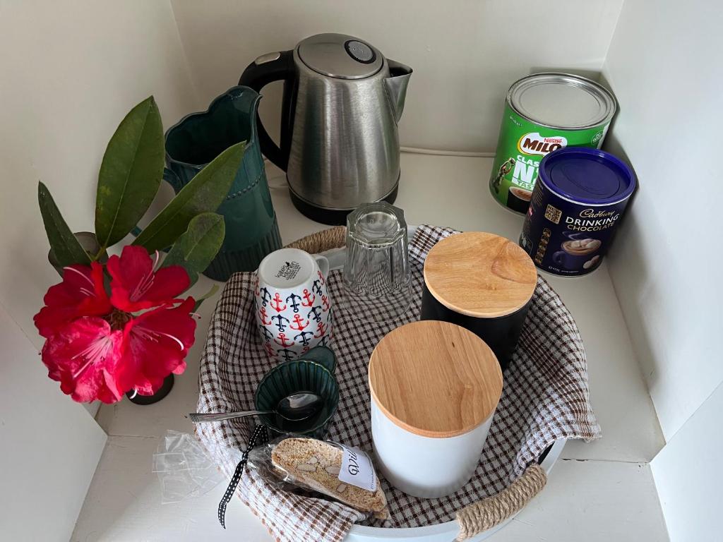 Příslušenství pro přípravu čaje a kávy v ubytování Charm on Chippendale Ensuite B&B