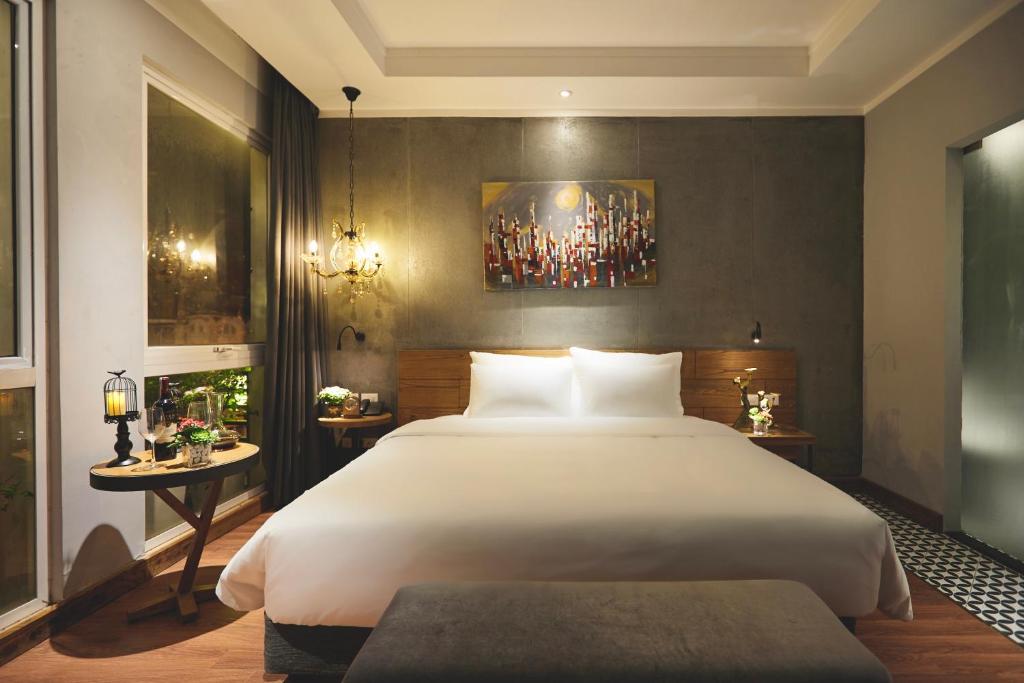 Postel nebo postele na pokoji v ubytování HaNoi Calido Hotel