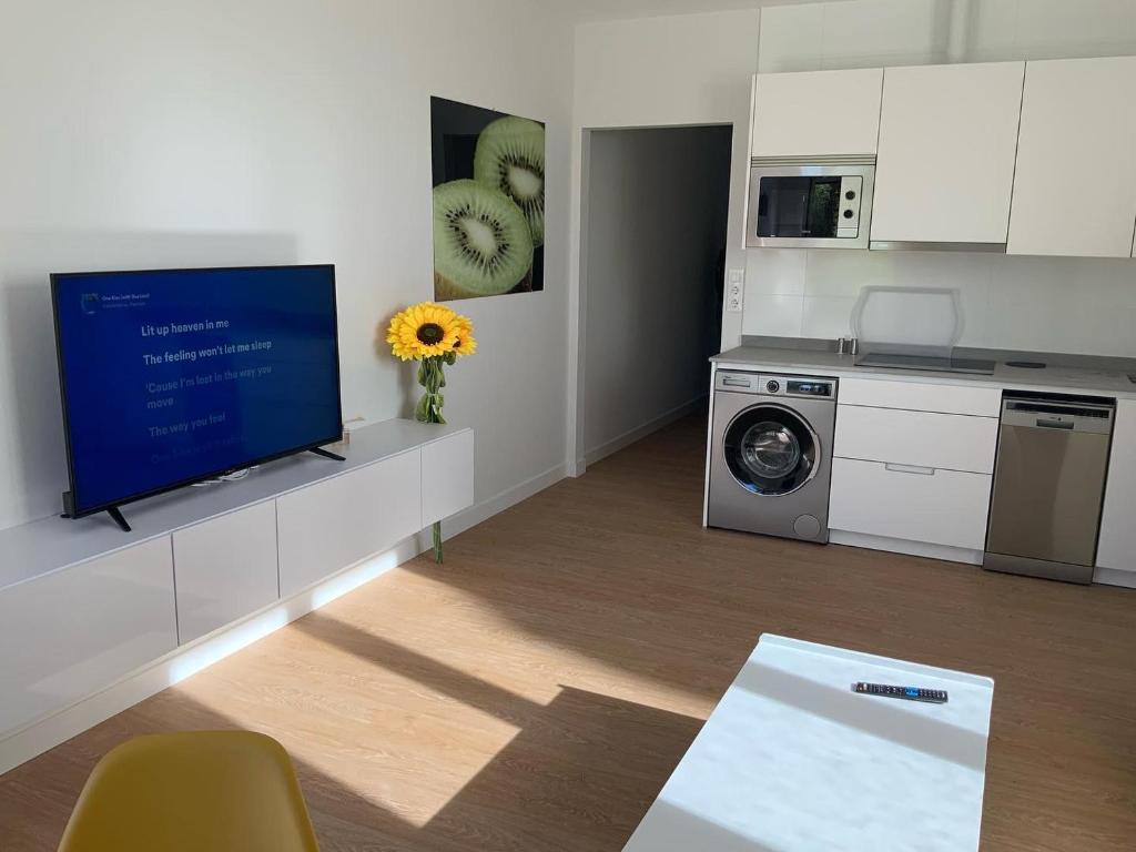 Kuchyň nebo kuchyňský kout v ubytování SUPER OFERTA VERANO en la playa apartamento pie de playa YELLOW, un lujo, totalmente nuevo, también para tu mascota