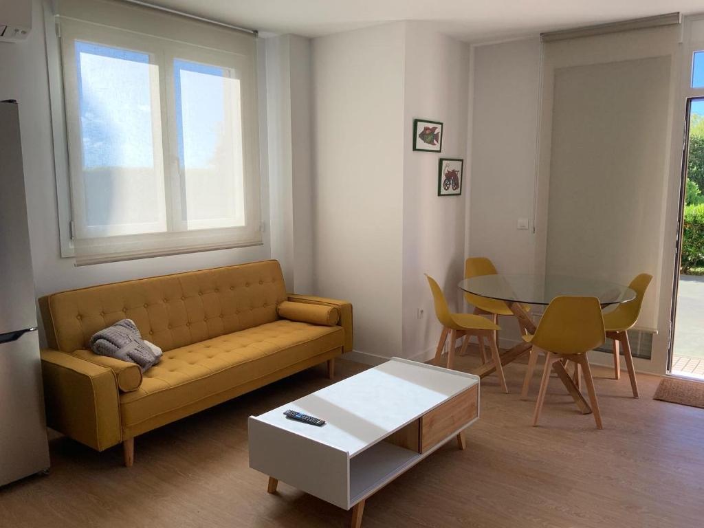 Posezení v ubytování SUPER OFERTA VERANO en la playa apartamento pie de playa YELLOW, un lujo, totalmente nuevo, también para tu mascota
