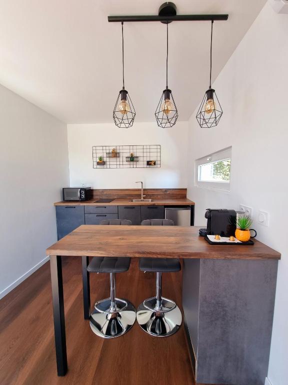 Zdjęcie z galerii obiektu Chalet privatif / suite romantique love balneo w mieście Le Castellet