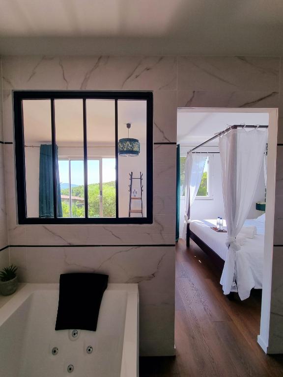 Zdjęcie z galerii obiektu Chalet privatif / suite romantique love balneo w mieście Le Castellet