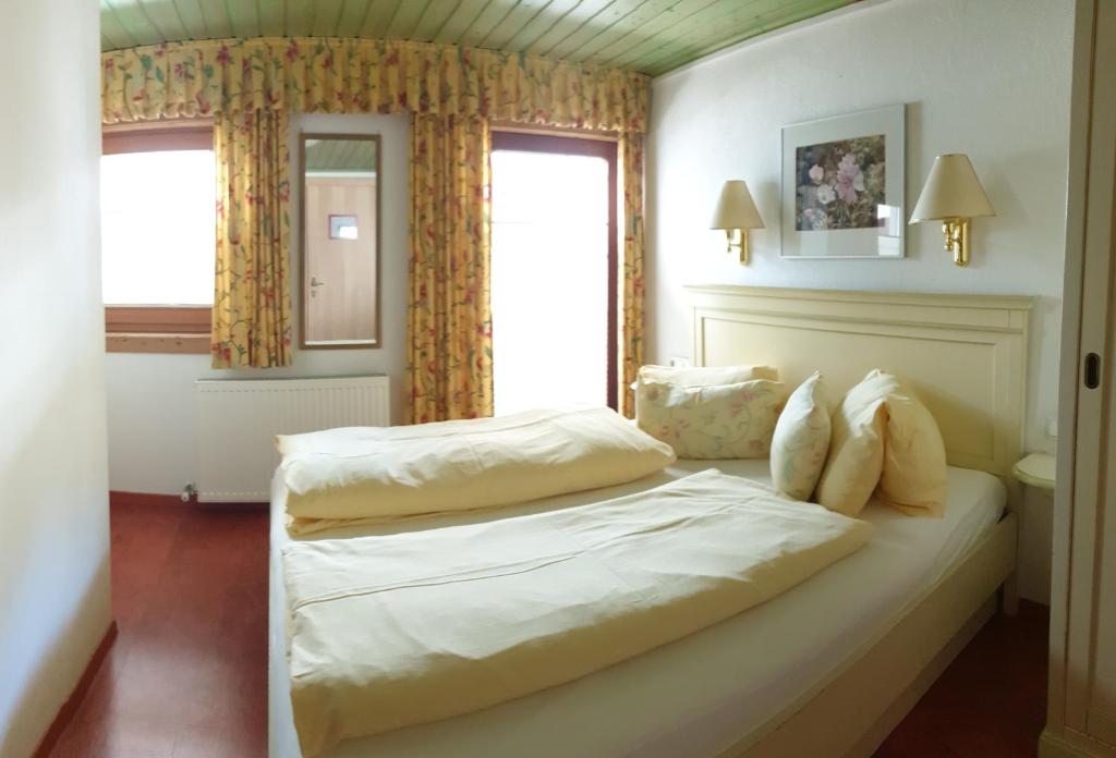 Postel nebo postele na pokoji v ubytování alpenrose hotel-garni