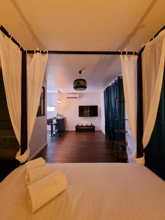 Zdjęcie z galerii obiektu Chalet privatif / suite romantique love balneo w mieście Le Castellet
