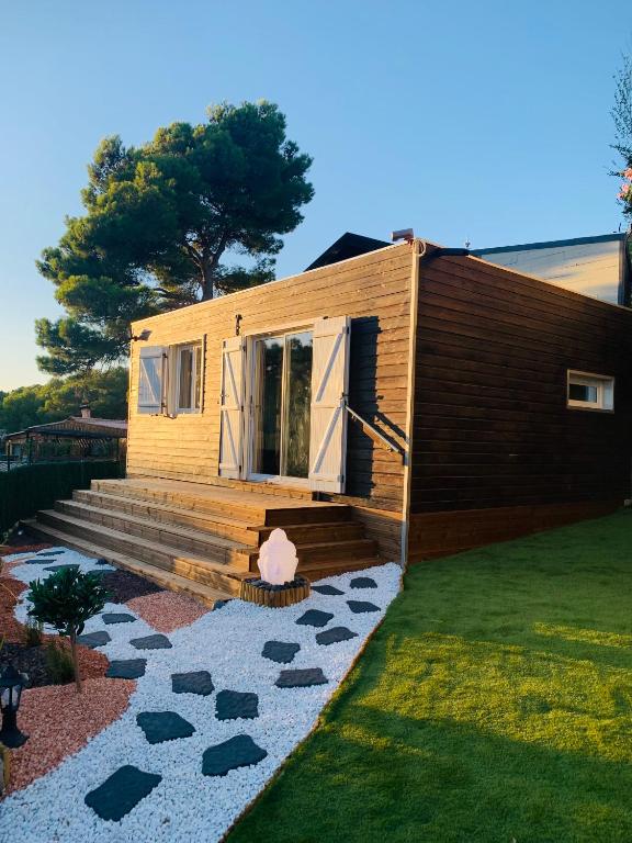 Zdjęcie z galerii obiektu Chalet privatif / suite romantique love balneo w mieście Le Castellet