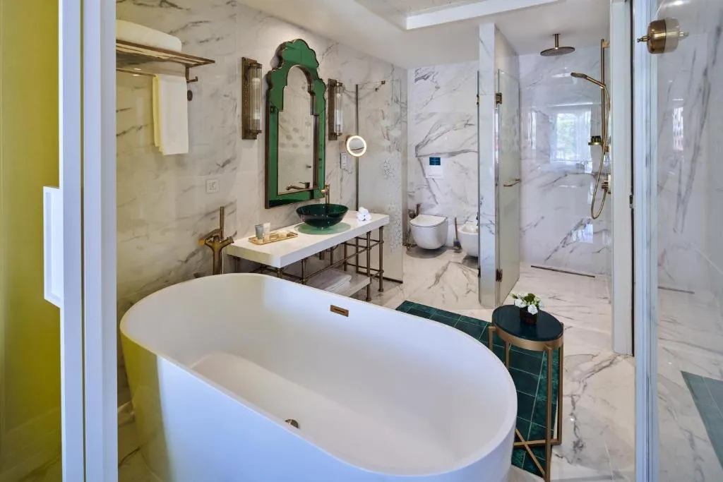 One-Bedroom Family Suite with Pool Access