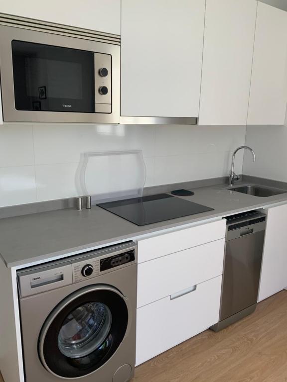 Kuchyň nebo kuchyňský kout v ubytování SUPER OFERTA VERANO en la playa apartamento pie de playa YELLOW, un lujo, totalmente nuevo, también para tu mascota