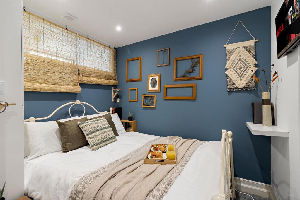 a bedroom with blue walls and a bed with two teddy bears on it at Beach access, Modern & Spacious 2 bed Apartment By The Sea, free parking, wifi, netflix in Teignmouth