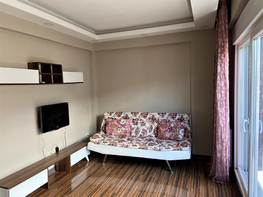 sala de estar con sofá y TV en Ninve Apartments – Istanbul Bakirköy, en Estambul