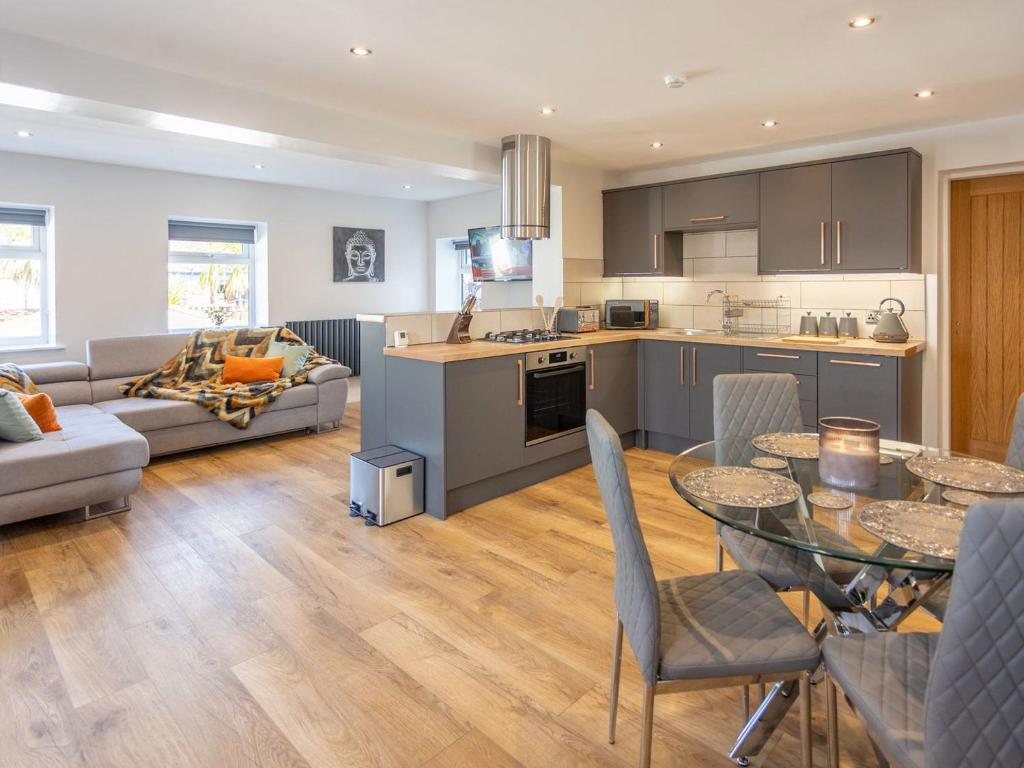 eine Küche und ein Wohnzimmer mit einem Tisch und einem Sofa in der Unterkunft The Spencer Suite - Uk40476 in Willerby