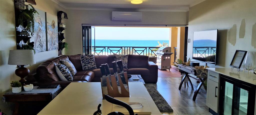 謝利比奇的住宿－Bondi Beach B，带沙发的客厅,享有海景