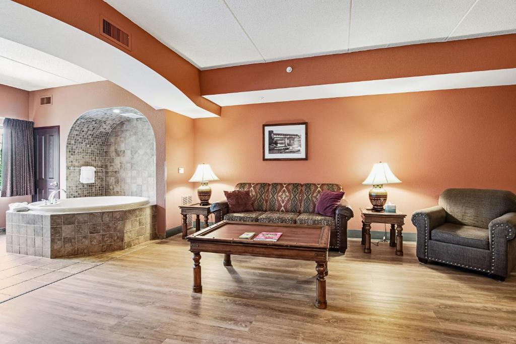- un salon avec un canapé et une baignoire dans l'établissement Chula Vista Condo Unit #2323, à Wisconsin Dells