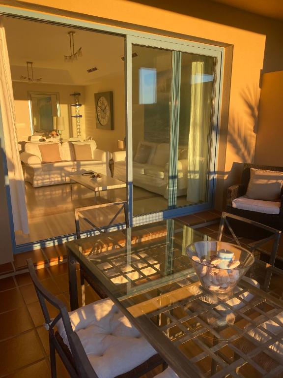 Posedenie v ubytovaní Apartamento con terraza sobre La Marina de Sotogrande