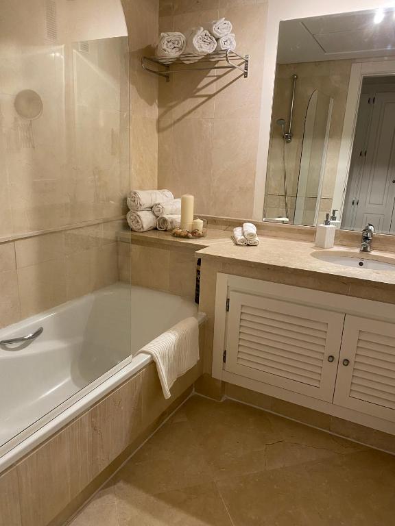 Kúpeľňa v ubytovaní Apartamento con terraza sobre La Marina de Sotogrande