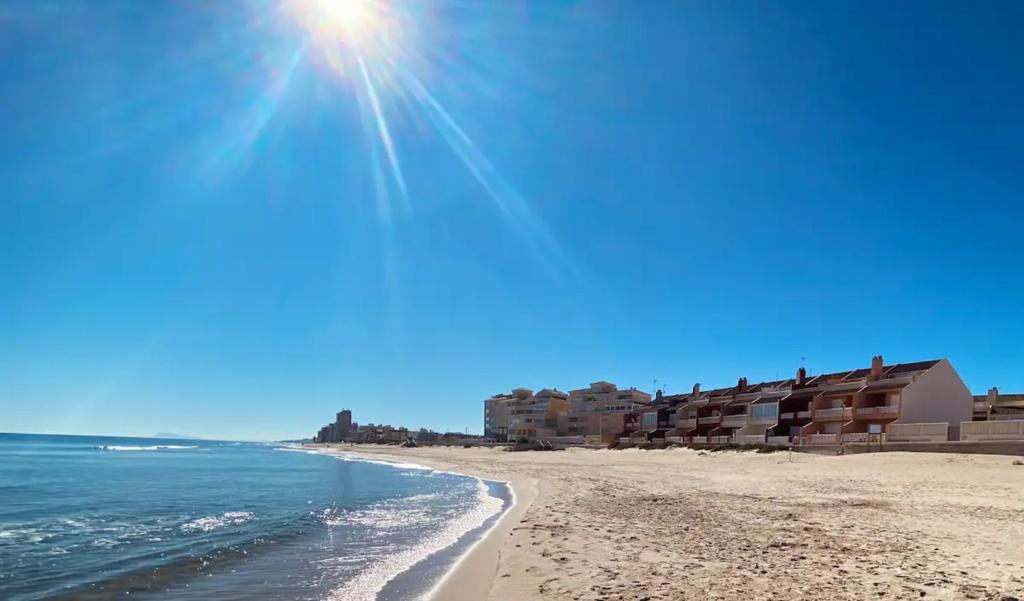 Modern beachfront townhouse, El Perelló – Bijgewerkte prijzen ...