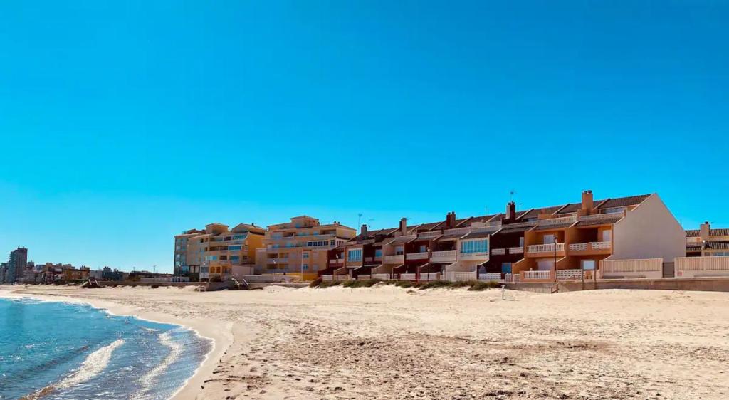 Modern beachfront townhouse, El Perelló – Precios ...