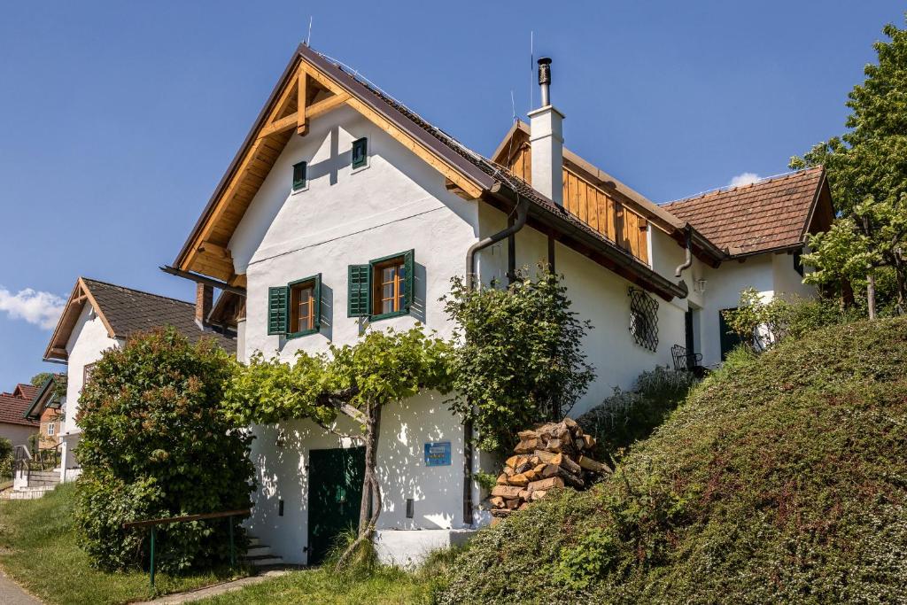 a white house with a wooden roof at Kellerstöckl Am Weinberg 140 Gaas in Gaas