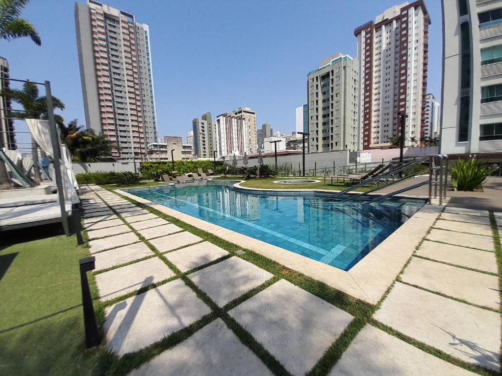 ein Schwimmbad in einer Stadt mit hohen Gebäuden in der Unterkunft Locking's Funcionários 1 in Belo Horizonte