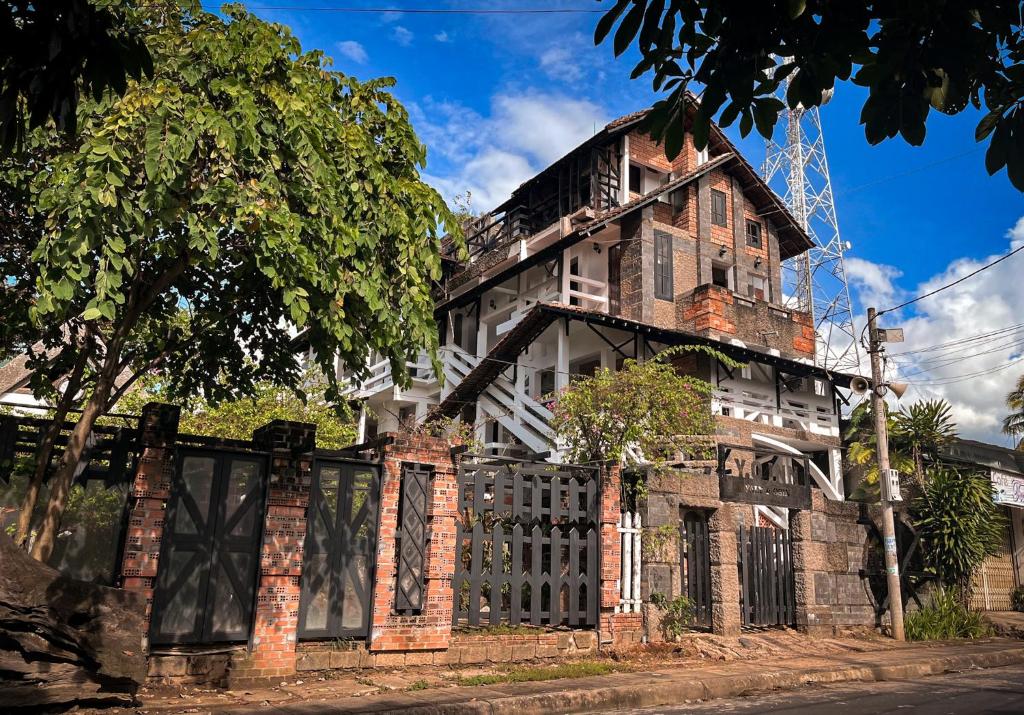 un viejo edificio de ladrillo con una valla delante en Y.O Inn en Kon Tum