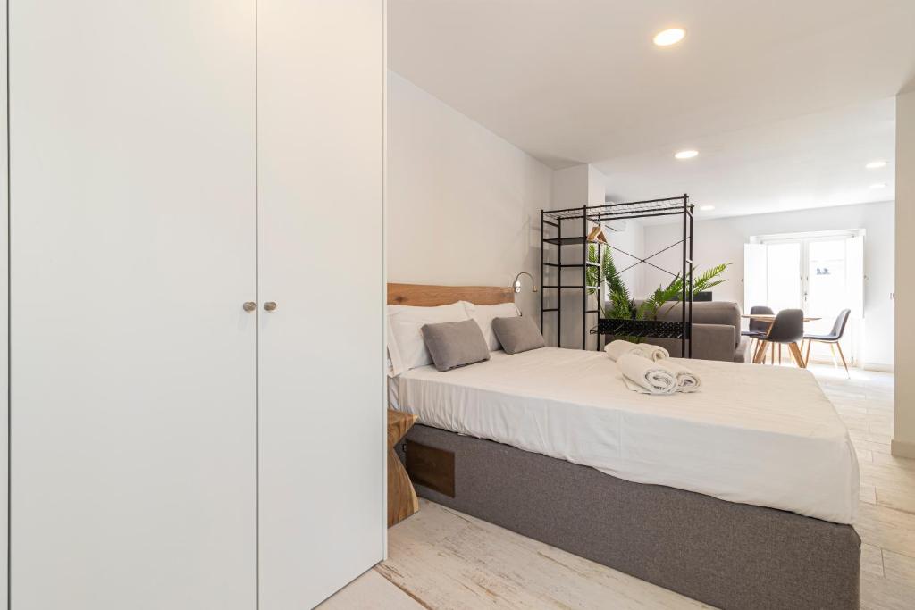 Postel nebo postele na pokoji v ubytování Allo Apartments San Roque Bajo B
