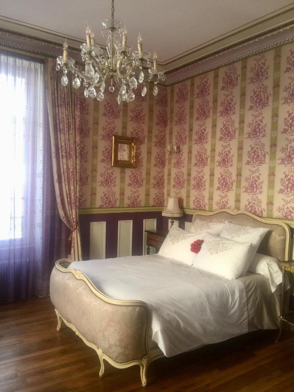 Posteľ alebo postele v izbe v ubytovaní VICHY LUXE NAPOLEON III