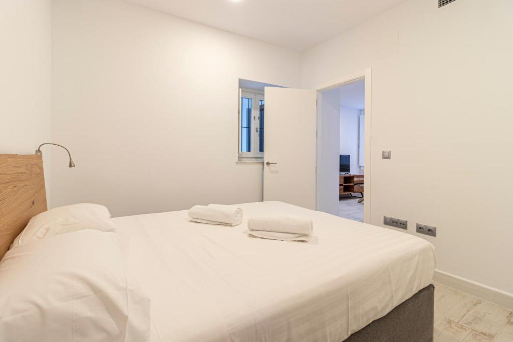Posteľ alebo postele v izbe v ubytovaní Allo Apartments San Roque Bajo A