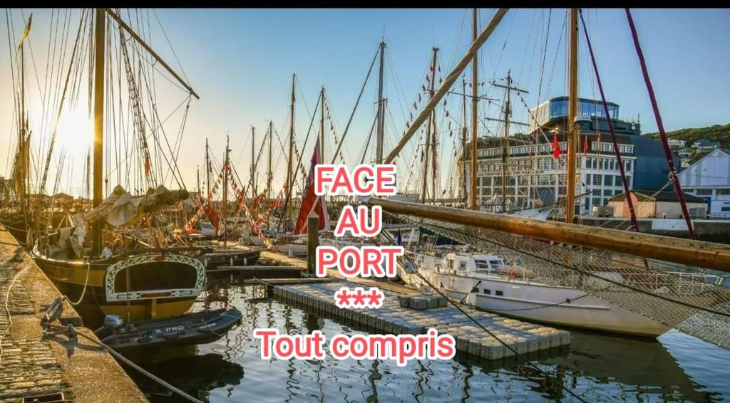 um grupo de barcos ancorados numa marina com palavras viradas para todo o porto em LE REFLET DES VOILES FACE AU PORT DE FECAMP em Fécamp