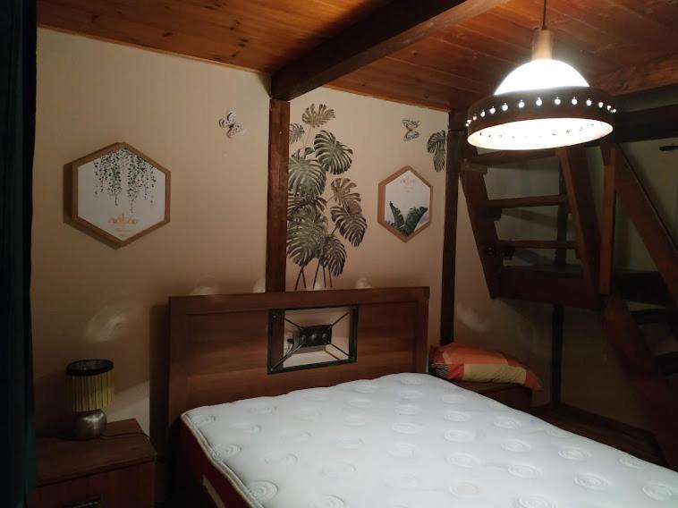 Postel nebo postele na pokoji v ubytování beit nofesh waiss
