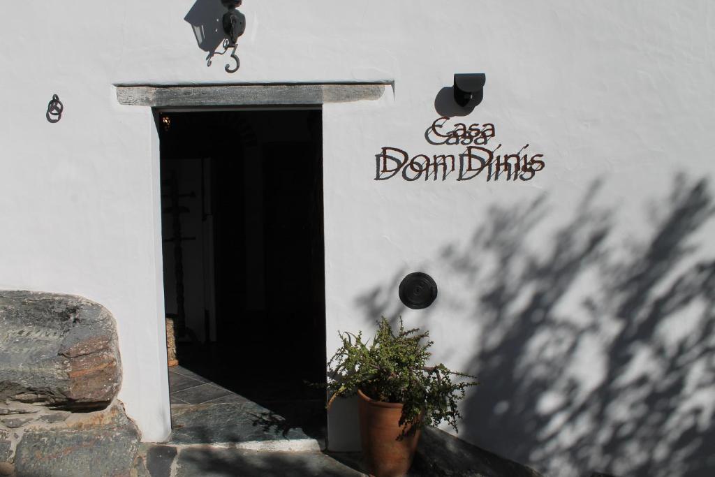 a building with a door and a sign that reads dont blink at Casa Dom Dinis in Monsaraz