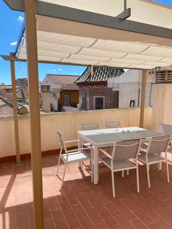 Balkón alebo terasa v ubytovaní Ático moderno con terraza privada en Málaga centro
