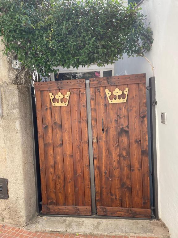 a wooden gate with two gold hearts on it at CASA CELOMMI in Montepagano