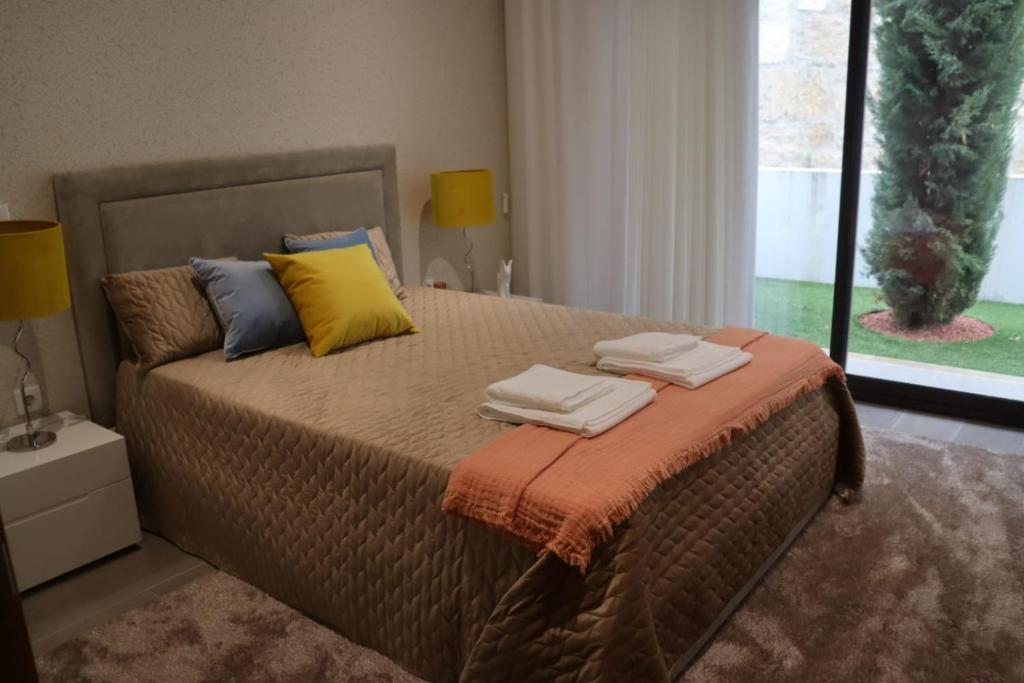 a bedroom with a bed with towels on it at Sweet Home in Painzela