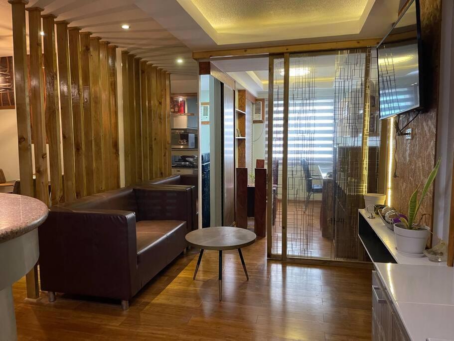 - un salon avec un canapé et une table dans l'établissement 1 Bedroom beautiful condo across Iloilo Esplanade, à Iloilo