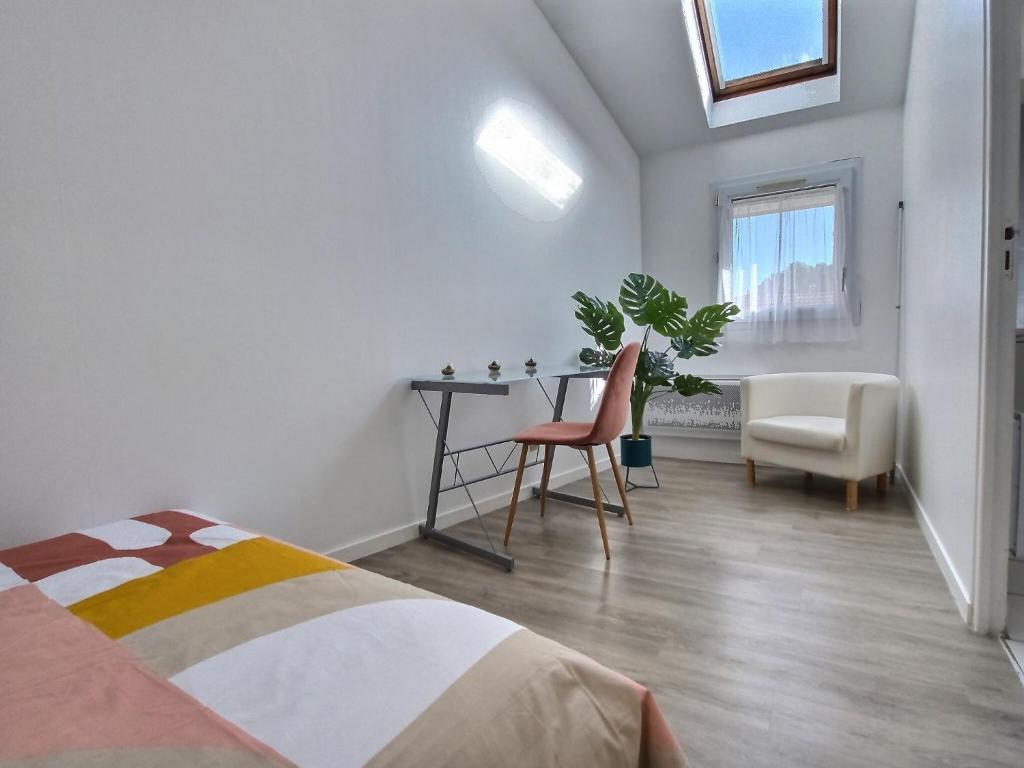 Posteľ alebo postele v izbe v ubytovaní Duplex Le Cachou : 10 min Aéroport de Roissy CDG - Astérix - Paris