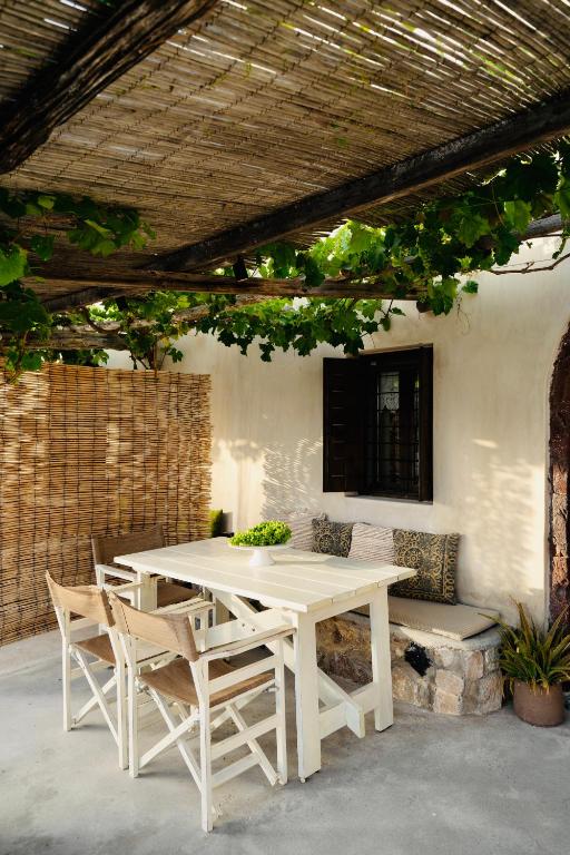 Patio lub wspólna przestrzeń na świeżym powietrzu w obiekcie Canava Villas #1 in Santorini Private Pool