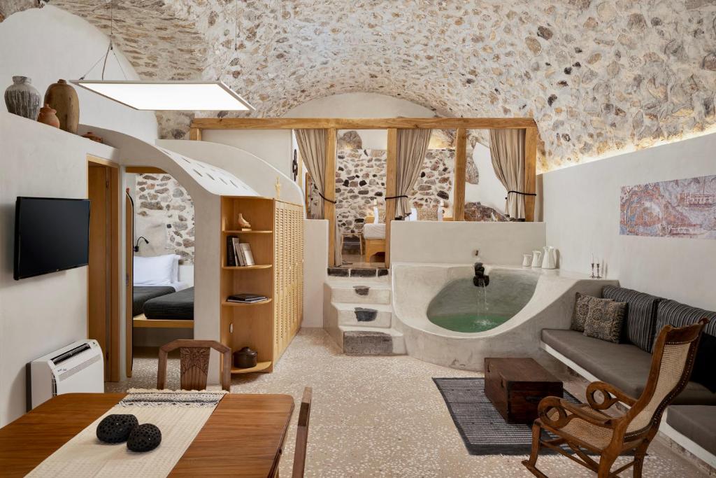 salon z wanną i kanapą w obiekcie Canava Villas #1 in Santorini Private Pool w mieście Emporio