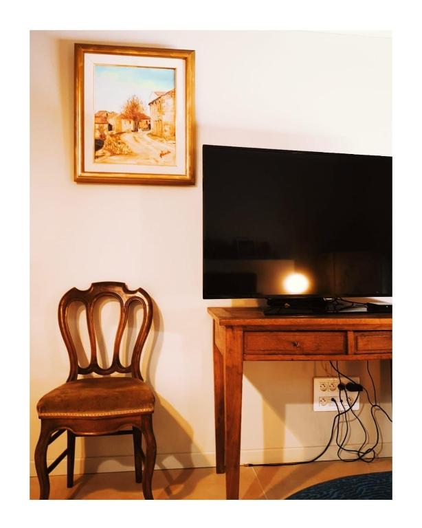 TV a/nebo společenská místnost v ubytování Villa de charme à Ajaccio