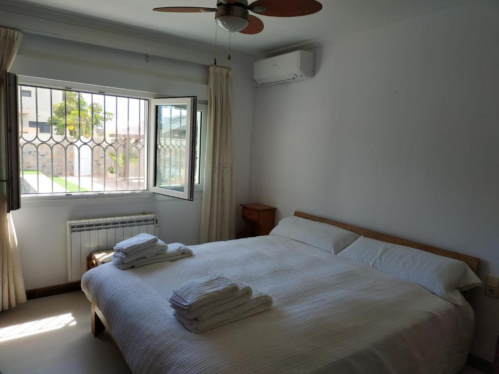 Posteľ alebo postele v izbe v ubytovaní Roquetas de Mar Urbanisation villa with pool 3rd Line beach