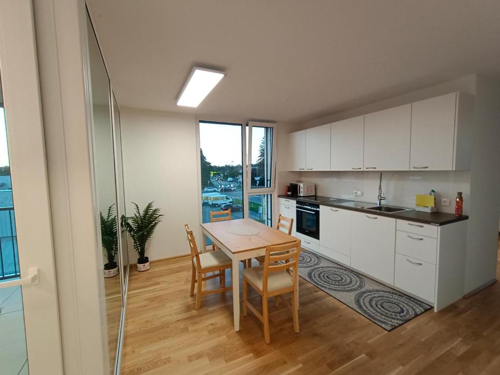 Cucina o angolo cottura di Neu erstellte Wohnung mit Balkon in Hard
