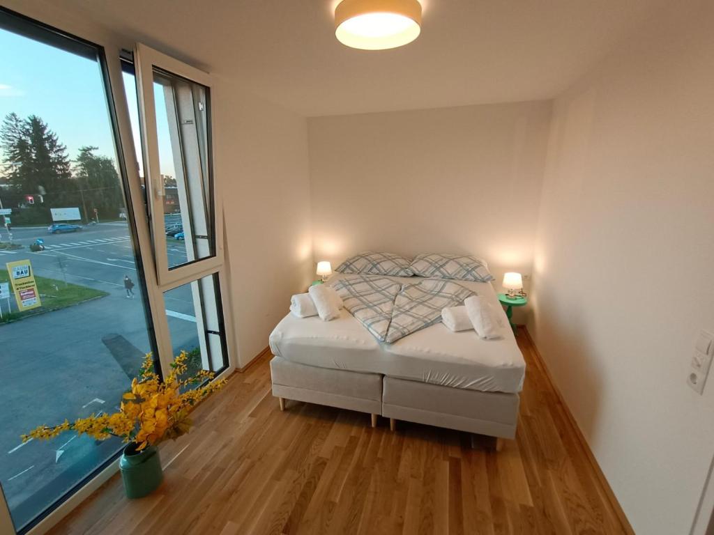 Letto o letti in una camera di Neu erstellte Wohnung mit Balkon in Hard