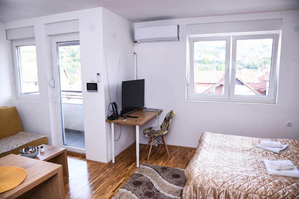 TV a/nebo společenská místnost v ubytování Demir Apartmani