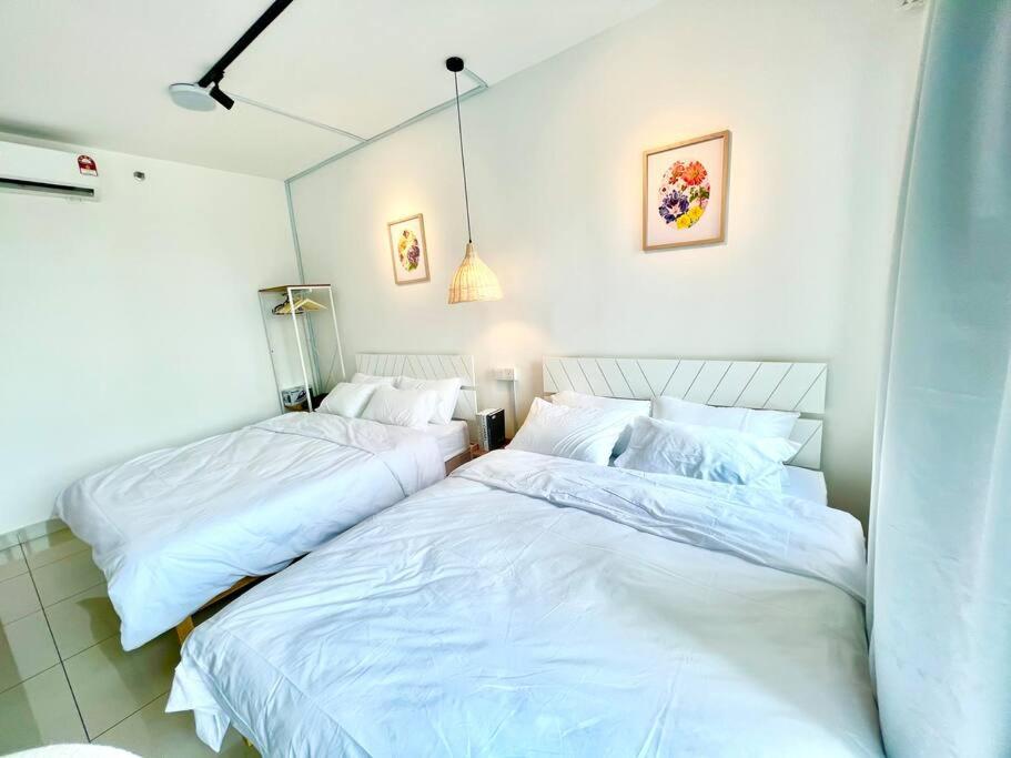 Säng eller sängar i ett rum på C 1-5 Pax Cozy home Studio 3Bed WIFI&TV Trefoil Setia Alam SCCC