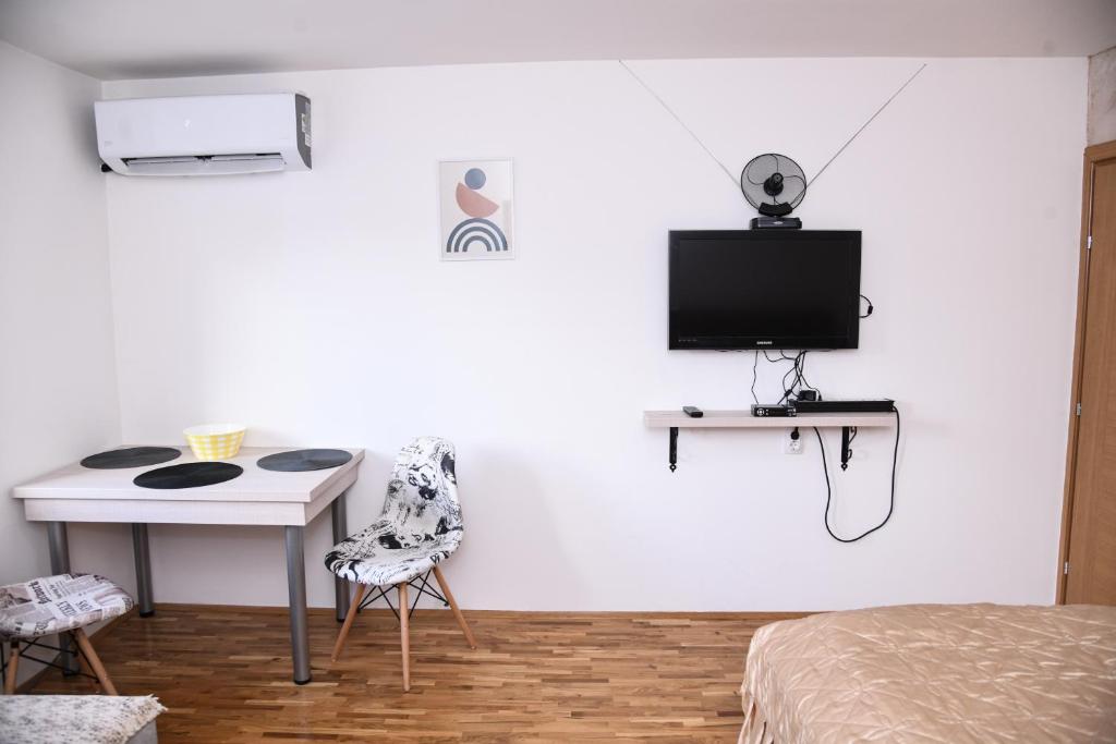 TV a/nebo společenská místnost v ubytování Demir Apartmani